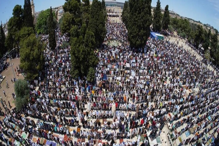 Thousands of worshipers prayed in al-Aqsa, despite obstacles from the Jews