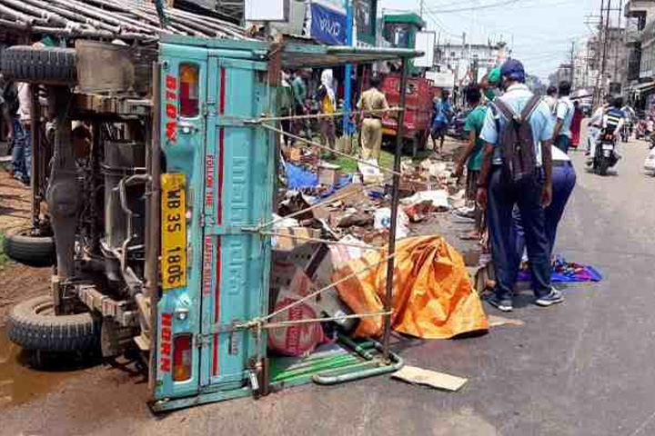crowd was attacked by overturned liquor carts and bottles in India