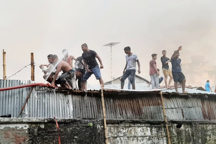Mohakhali seven-storey slum terrible fire, hundreds of houses burned to ashes!