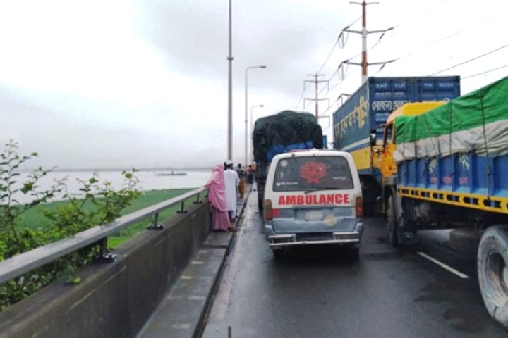 Terrible accident at Bangabandhu Bridge, 2 killed