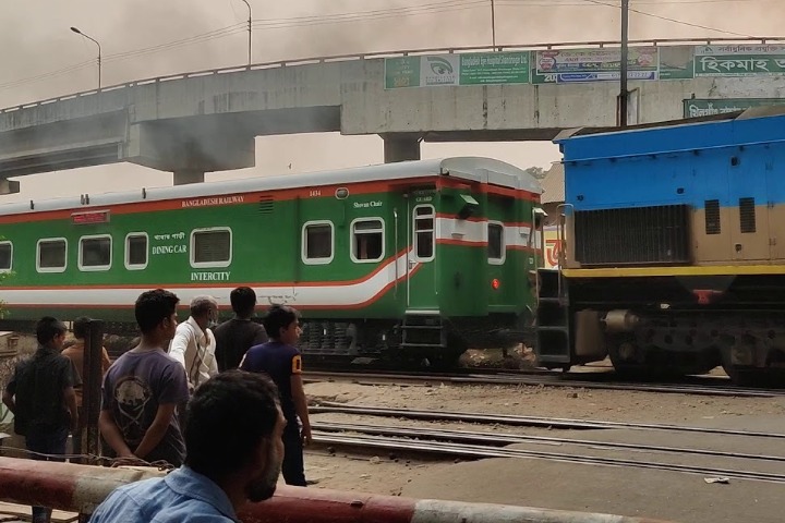 Trader dies after being cut in a train in Dhaka