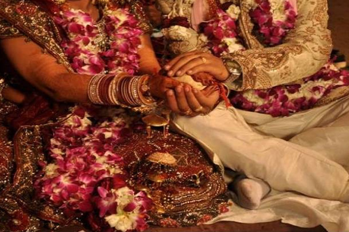Mother beats groom with slipper during wedding in India