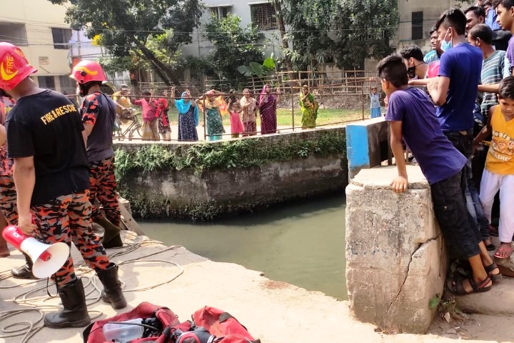 One person is missing after falling into a drain in Mirpur, rescue operation is underway