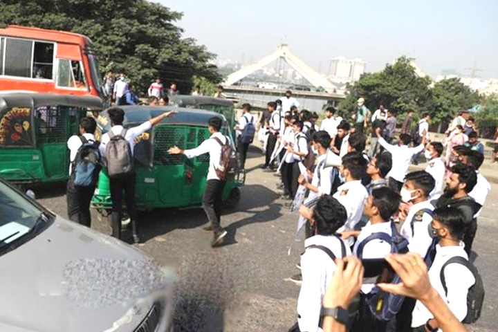 Students block road in Rampura
