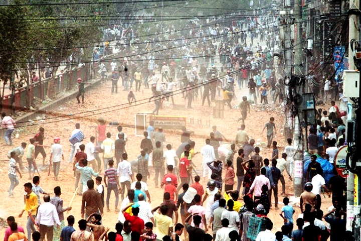 Dhaka College-New Market clash: Cocktail explosion, traffic stopped