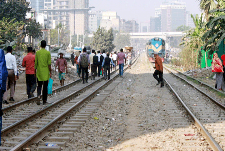 Unidentified youth killed by train in Karwan Bazar