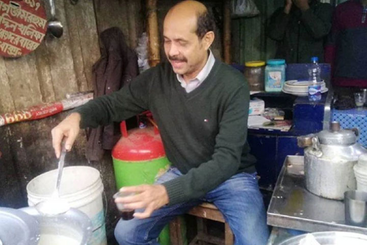 Atiq makes tea at tea stall while campaigning