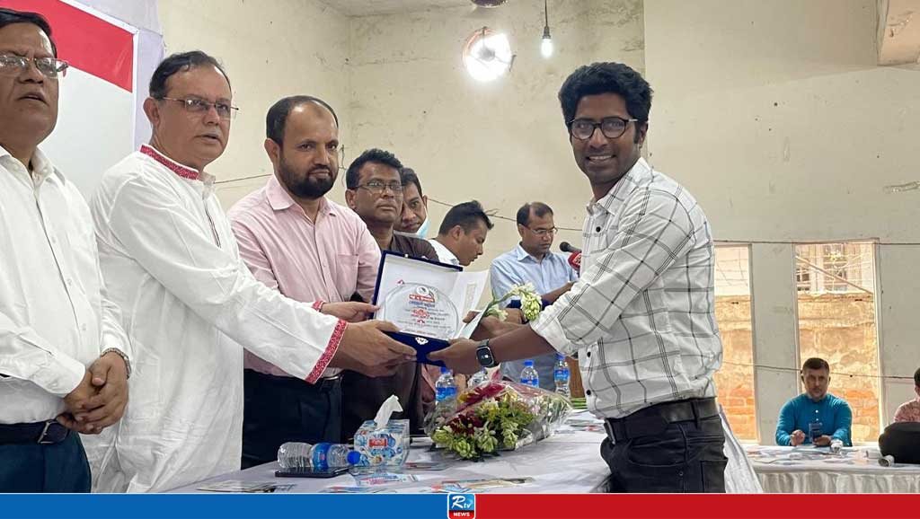 Sohel Atol receives Dhaka Sub Editors Council Literary Award